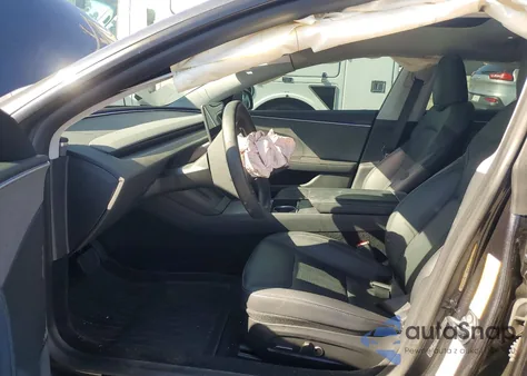 2025 Tesla Model 3 z USA, uszkodzony, nr VIN 5YJ3E1EA4SF908574